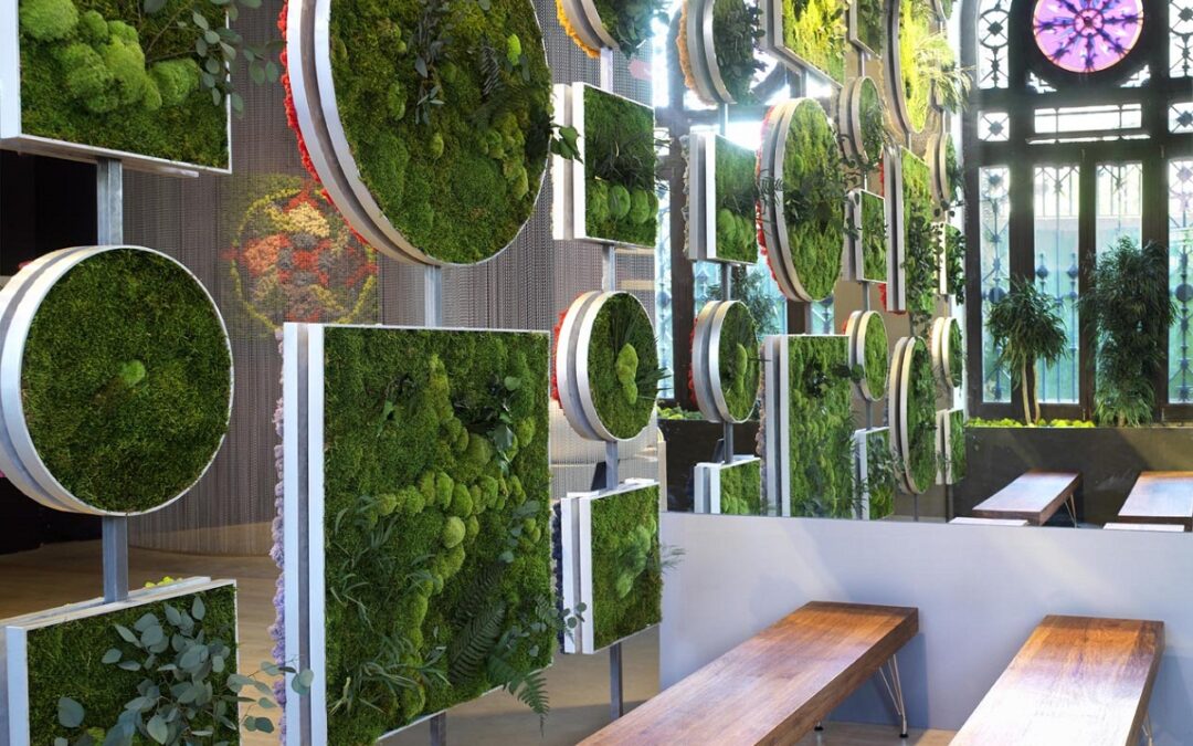 Diseñamos e instalamos jardines verticales artificiales en espacios públicos